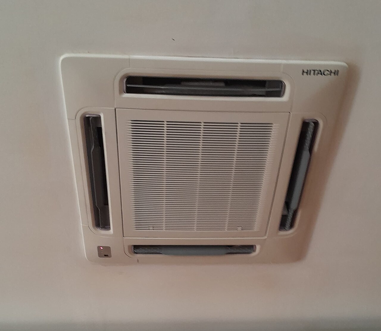 Cassetta a 4 vie 60x60 18.000 BTU R32 con pannello WindFree microforato